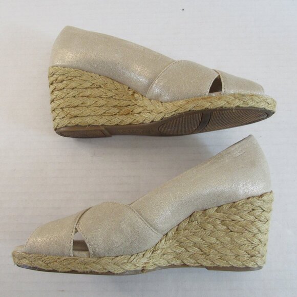 Chaps Metallic Gold Peep Toe Slip On Wedge Espadrilles Dakoda Sandals Size 6B - Picture 3 of 10